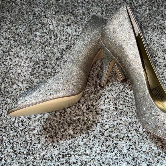 Peep-Toe Sparkly Gold Pumps (size 7) - Picture 7 of 10
